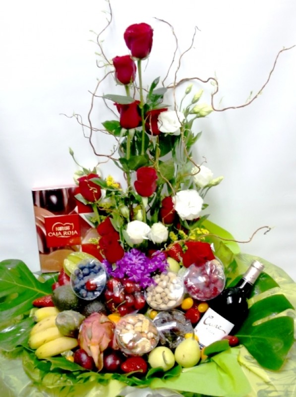 Cesta de Frutas con rosas,vino, chocolate