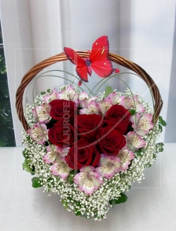 Corazón de Flores en cesta 