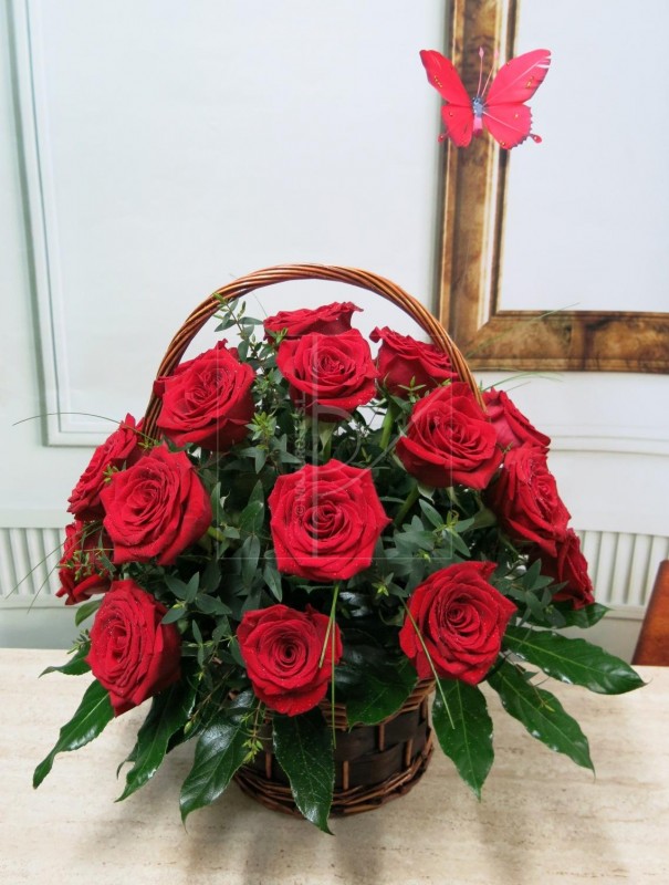 Cesta con 24 Rosas y una Mariposa de regalo. - Foto principal