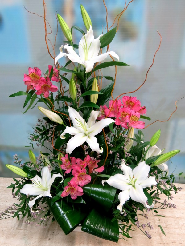 Frescor de amanecer: Lilium y Alstroemeria centro floral