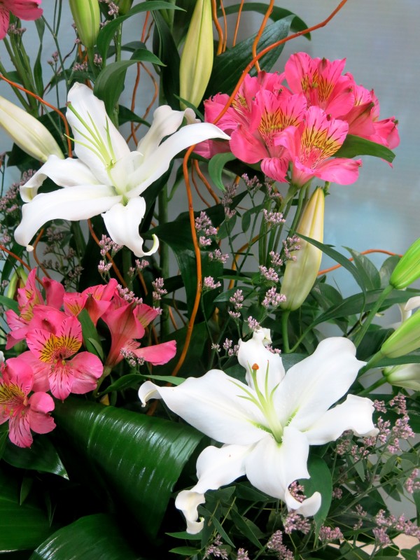 Frescor de amanecer: Lilium y Alstroemeria centro floral