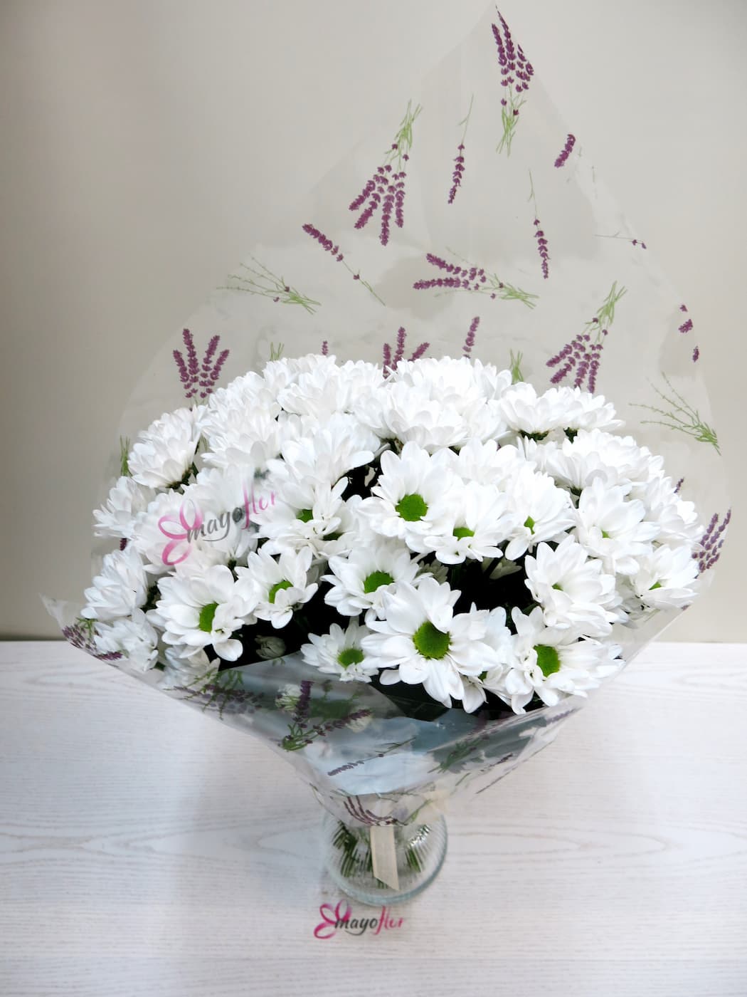 Primer plano de tres jarrones grandes de flores blancas