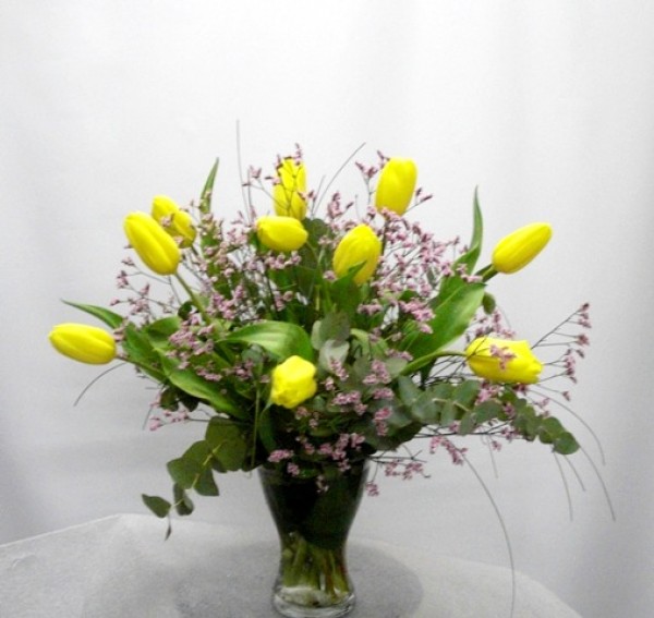 Ramo de 10 tulipanes con ornamentos vegetales 