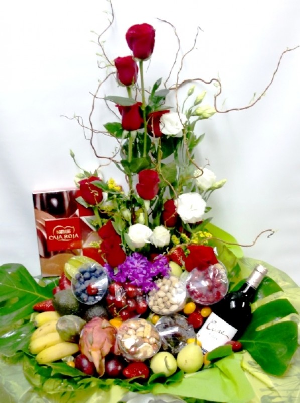 Cesta de Frutas con rosas,vino, chocolate | Flores a domicilio  FloresParaMadrid | floristería online