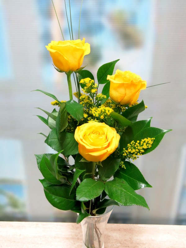 soborno medio litro Desmenuzar Ramo de 3 Rosas amarillas adornadas con solidago | Mayoflor.com