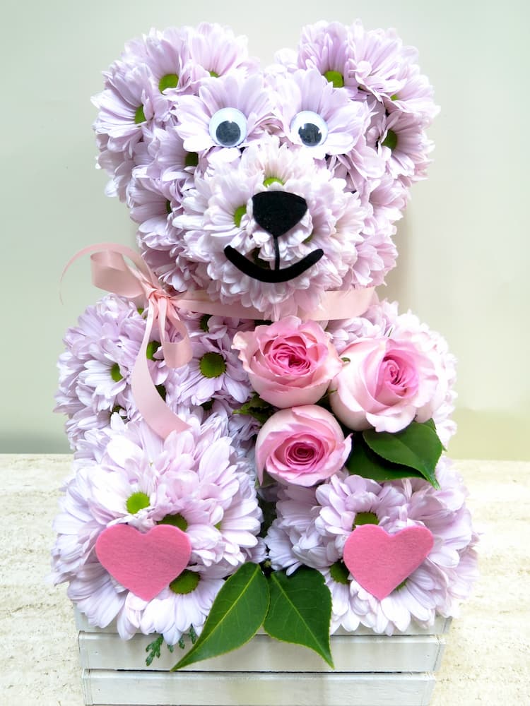 The Roses are brought by the teddy bear made of white daisies. - Foto 2