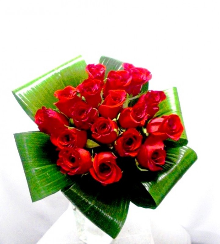 Bouquet of 15 Red Roses de color rojo