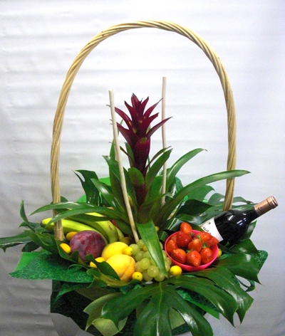 Basket of fresh fruit and wine - Foto principal