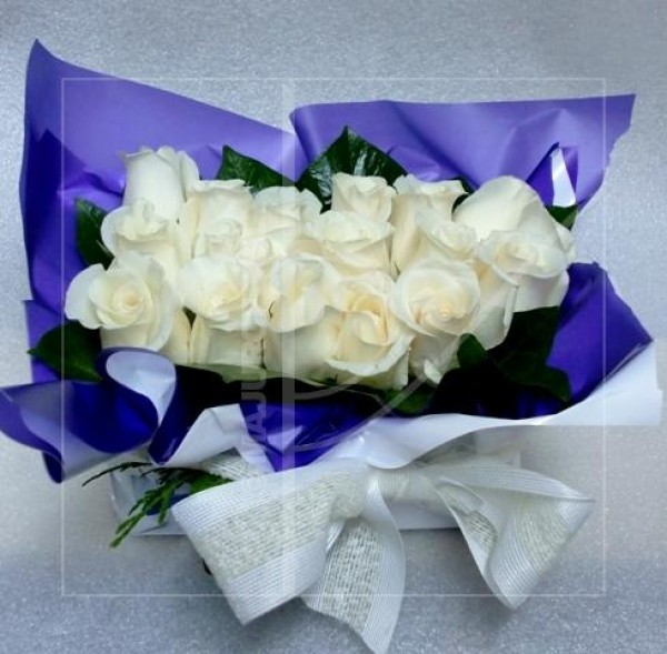18 Roses in glass planter de color blancas