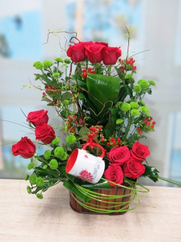 Twelve beautifuf rose's arrangement with  Mayoflor's Cup - Foto principal