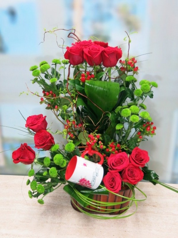 Twelve beautifuf rose's arrangement with  Mayoflor's Cup - Foto 3
