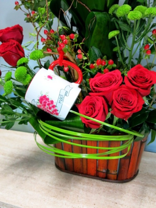 Twelve beautifuf rose's arrangement with  Mayoflor's Cup - Foto 2
