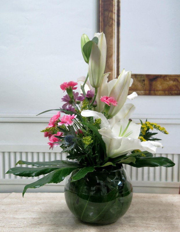 White Lilium with Carnation and more in Crystal Vase - Foto principal