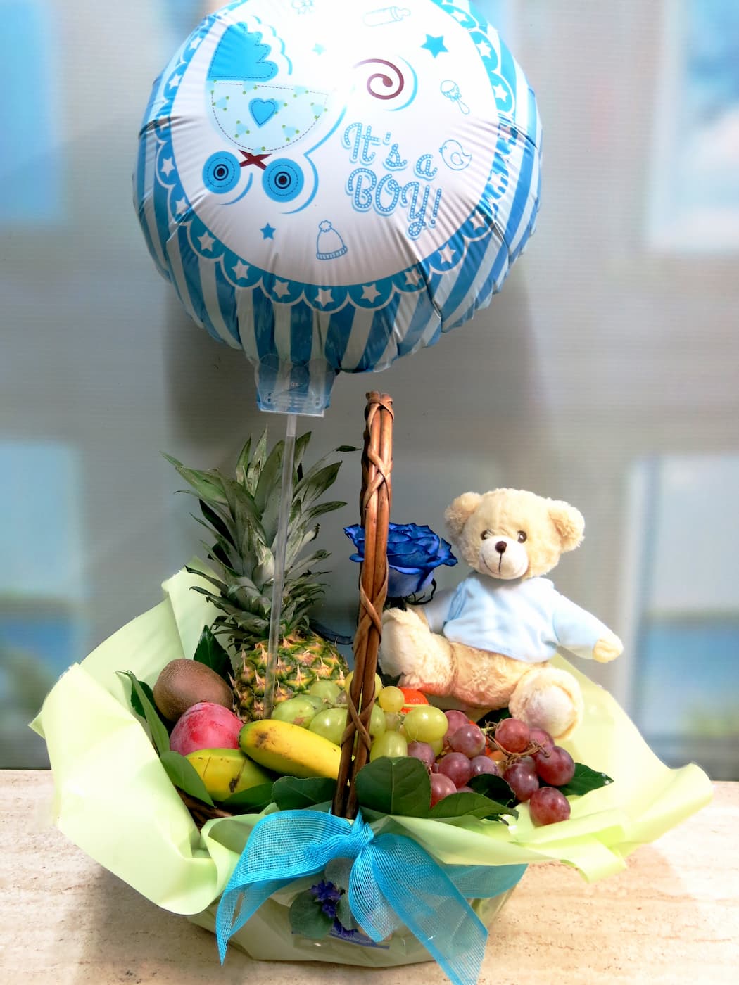 Fruit, stuffed animal, balloon and rose for the new mother - Foto principal