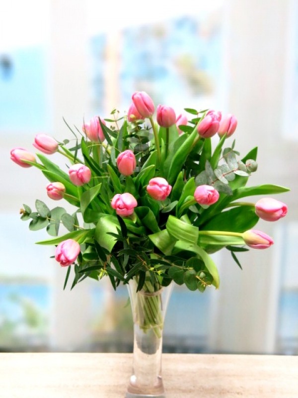 20 Tulips in Glass Vase - Foto principal