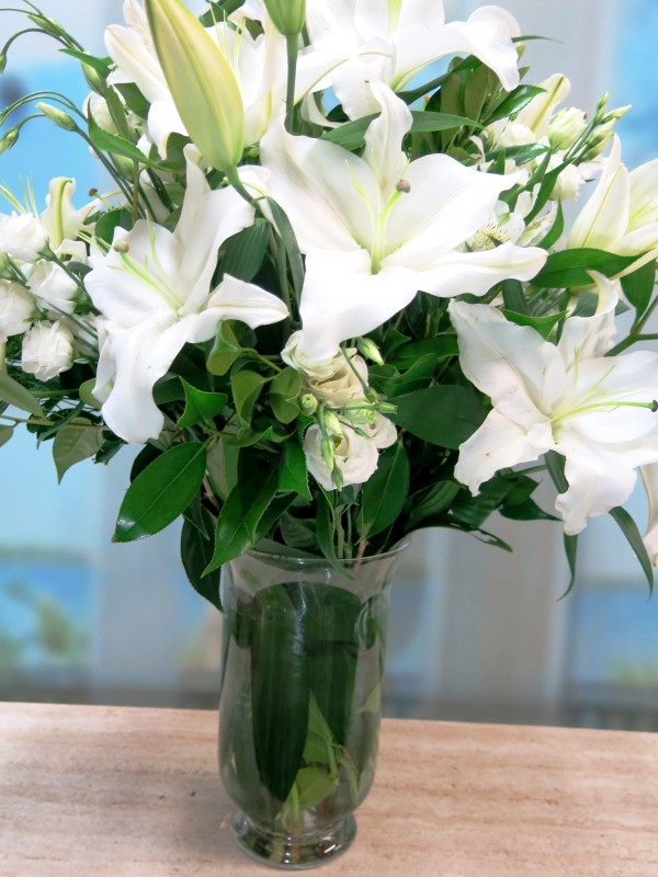 Vase of white irises and accessories - Foto 3