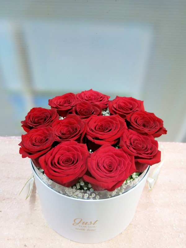 Just for you is a center of boxed roses - Foto 3